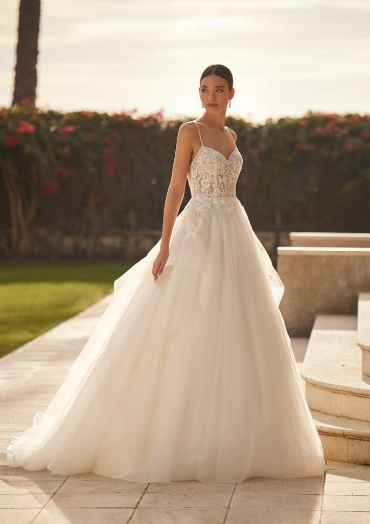 Brautkleid mit schmalen Trägern, Herzausschnitt und weitem Tüllrock