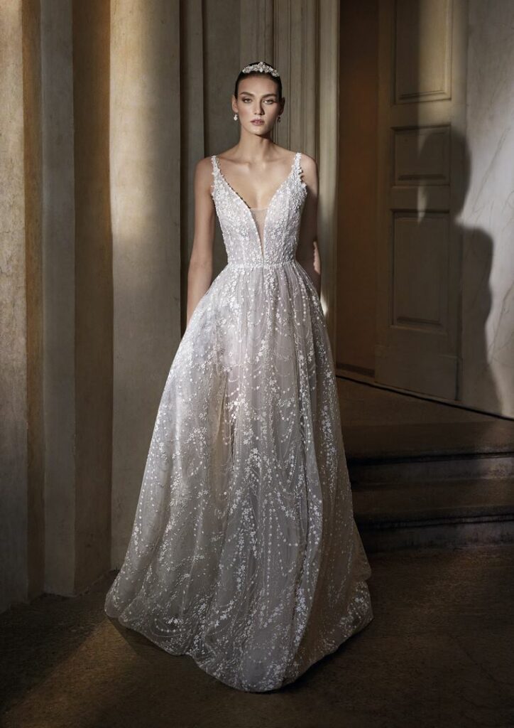 Brautkleid mit breiten Trägern, tiefem V-Ausschnitt und schimmerndem Spitzenrock