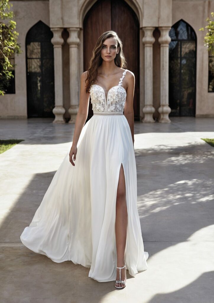 Brautkleid mit Spitzencorsage, schmalen Trägern und fließendem Rock mit Beinschlitz