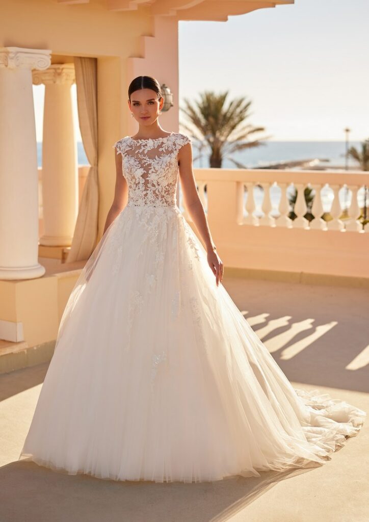 Brautkleid mit hochgeschlossenem transparentem Spitzenoberteil und weitem Tüllrock