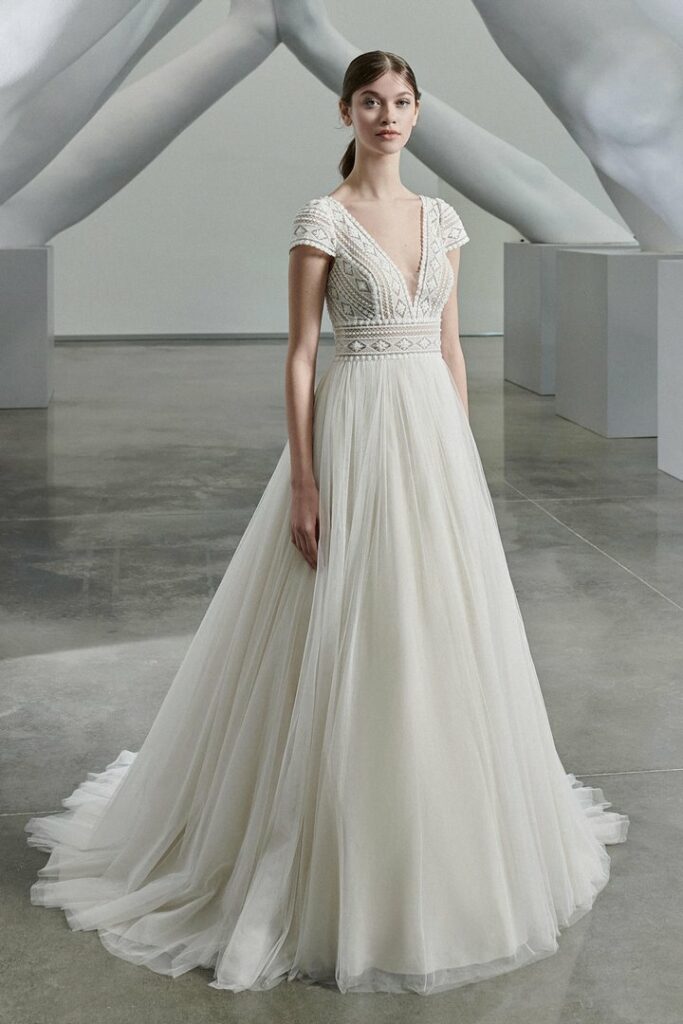 Brautkleid mit kurzen Spitzenärmeln, V-Ausschnitt und fließendem Rock