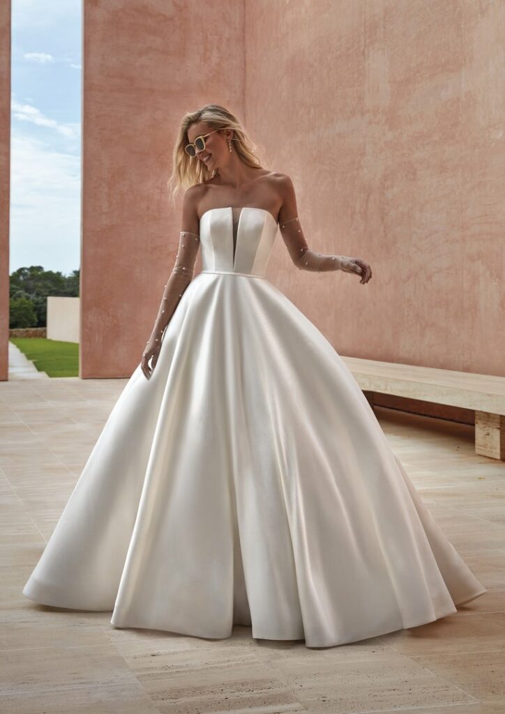 Trägerloses Brautkleid mit geradem Ausschnitt und glattem weitem Rock