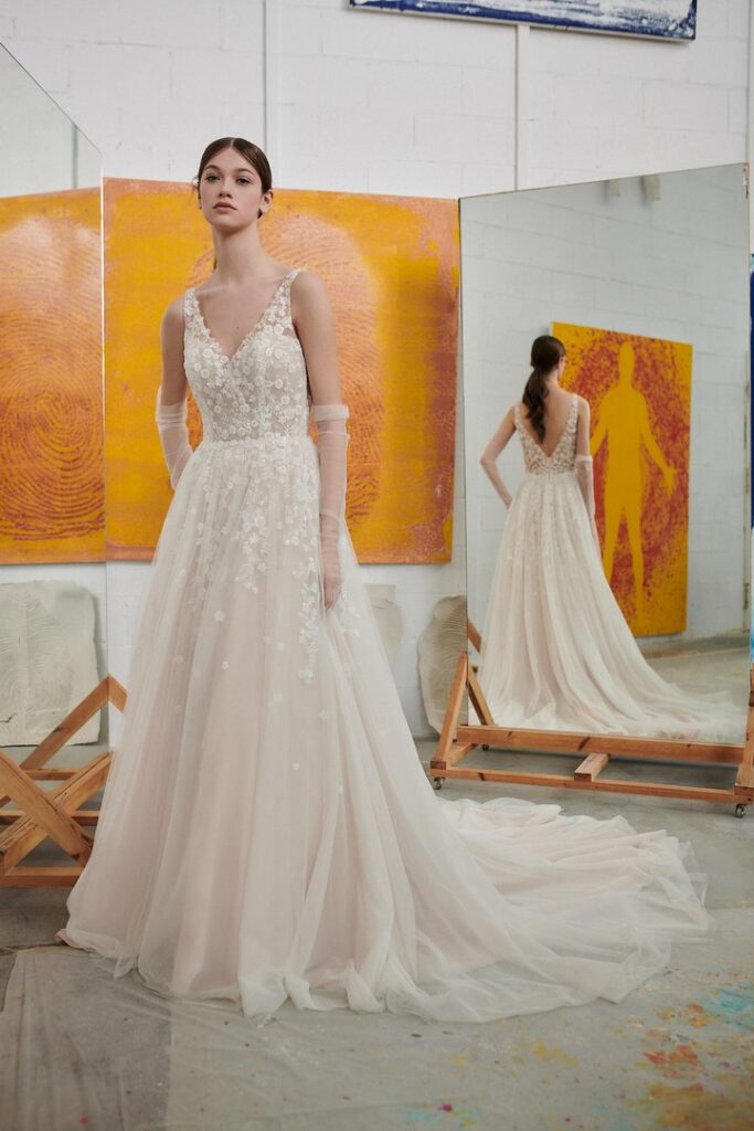 Brautkleid mit schmalen Trägern, floraler Spitze und weitem Tüllrock