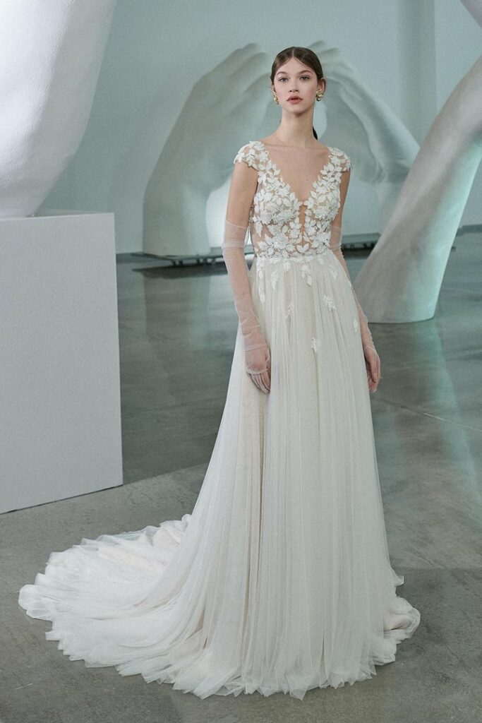 Brautkleid mit breiten Spitzenträgern, tiefem V-Ausschnitt und fließender Schleppe