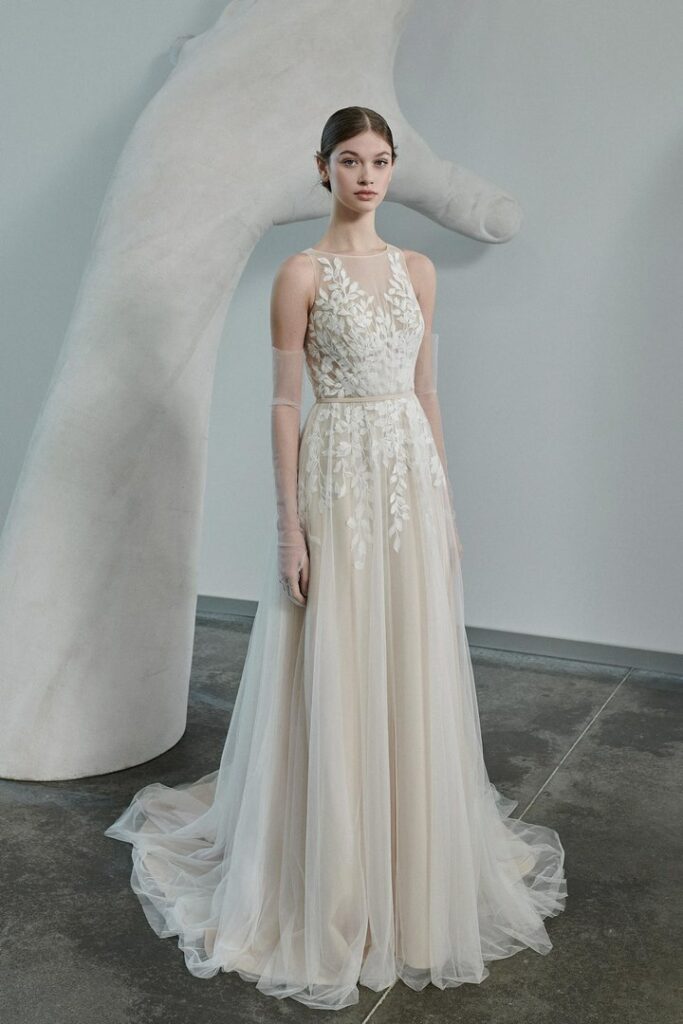 Brautkleid mit hochgeschlossenem Spitzenoberteil, breiten Trägern und leichtem Rock