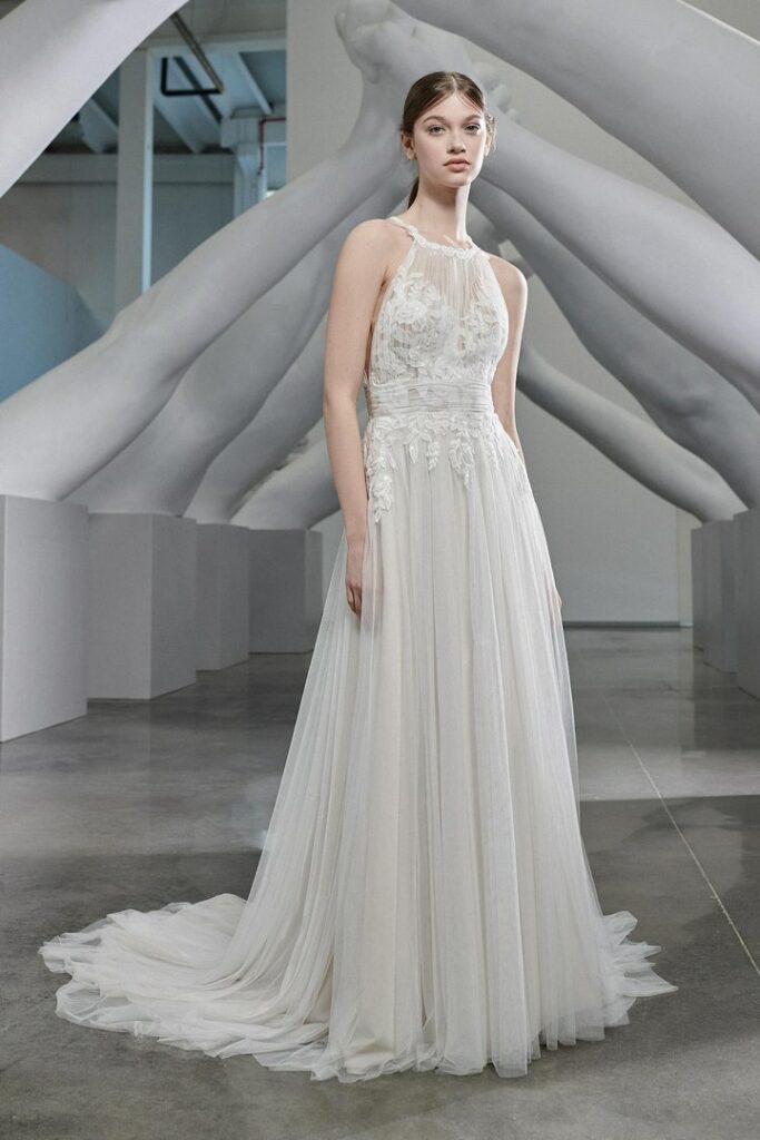 Brautkleid mit Neckholder, floralem Spitzenoberteil und weichem Tüllrock