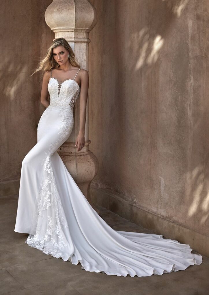 Figurbetontes Brautkleid mit schmalen Trägern und Spitzenbesatz an Oberteil und Schleppe