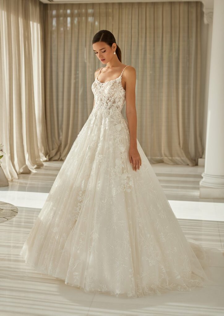 Brautkleid mit schmalen Trägern, floraler Spitze und weitem Tüllrock