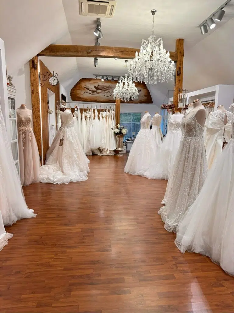 Galerie Impressionen zeigt die einzigartige Stimmung unserer Hochzeitskleider, Anzügen, Trauringen und Accessoires