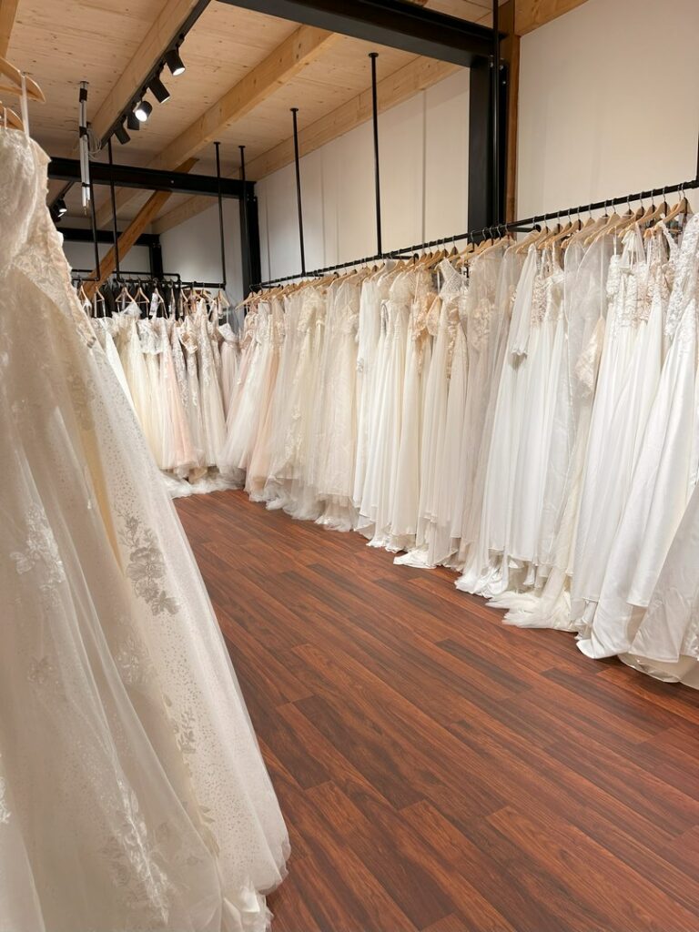 Einblick in unsere Brautkleider Auswahl – Dein Wedding-Store am Hochrhein bei Beromünster, mit persönlicher Beratung und Wohlfühlatmosphäre