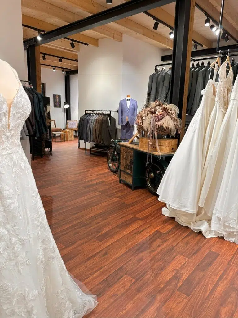 Galerie Impressionen zeigt die einzigartige Stimmung unserer Hochzeitskleider, Anzügen, Trauringen und Accessoires