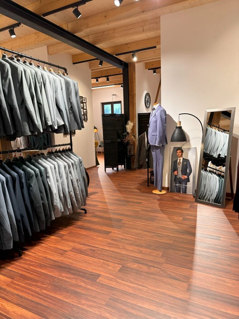 Galerie Impressionen zeigt die einzigartige Stimmung unserer Hochzeitskleider, Anzügen, Trauringen und Accessoires