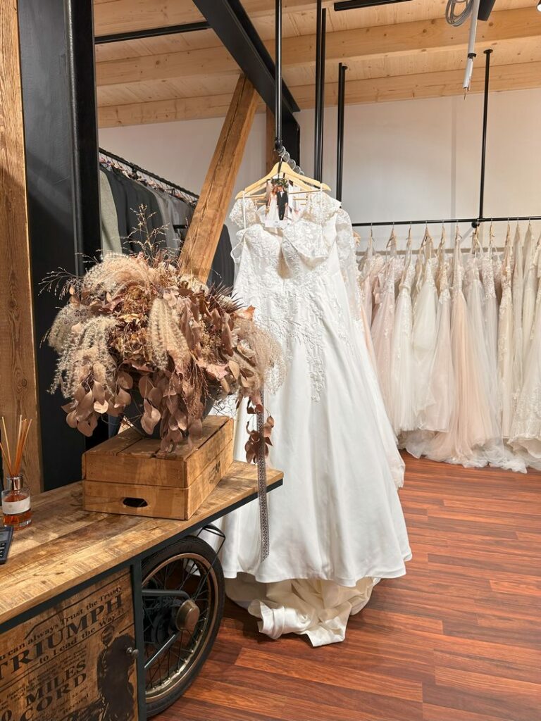 Galerie Impressionen zeigt die einzigartige Stimmung unserer Hochzeitskleider, Anzügen, Trauringen und Accessoires