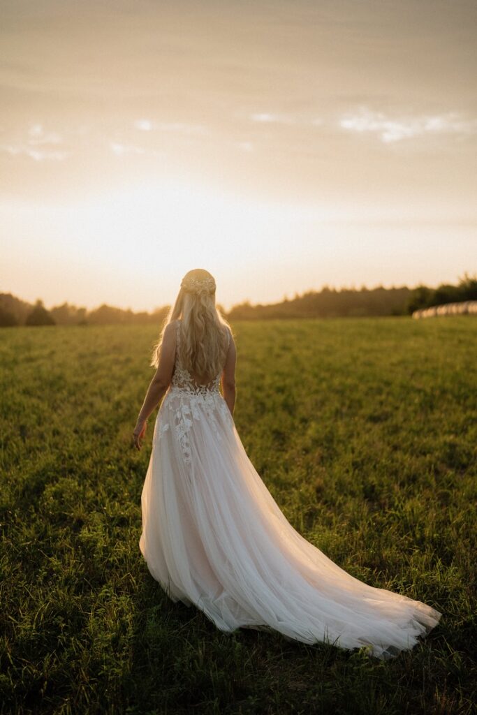 Braut im Hochzeitskleid bei Sonnenuntergang – Die Hochzeits-Galerie Murg