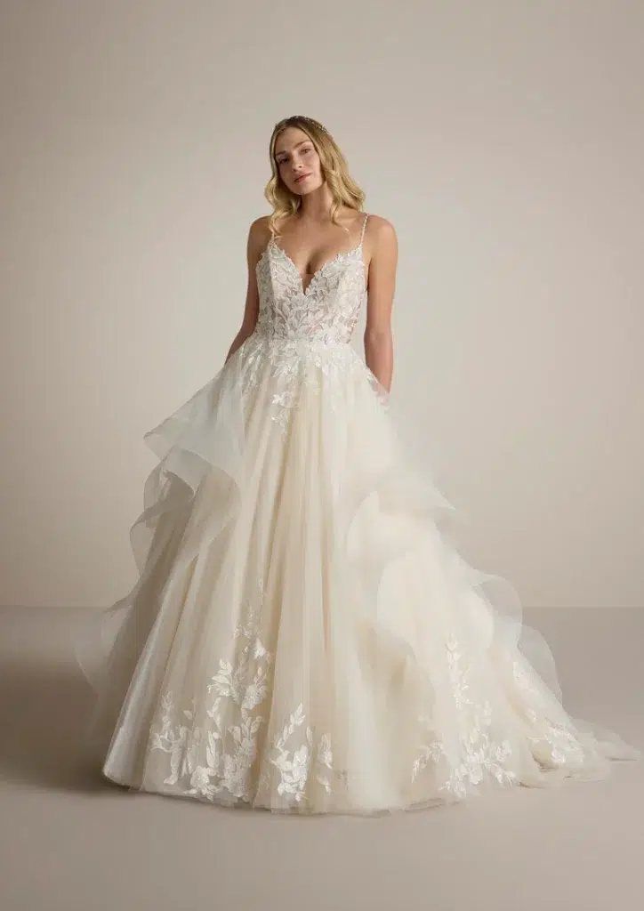 Brautkleid mit floralen Applikationen, V-Ausschnitt und weitem Tüllrock