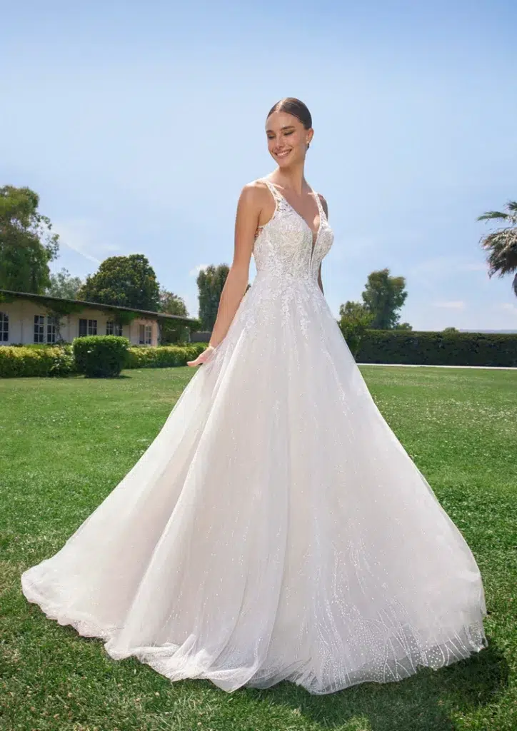 Brautkleid mit schmalen Trägern, tiefem V-Ausschnitt und floraler Spitze im Tüllrock