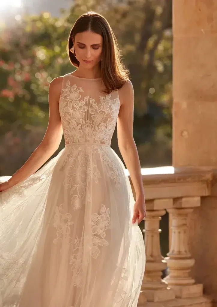 Brautkleid mit hochgeschlossenem transparentem Spitzenoberteil und fließendem Rock