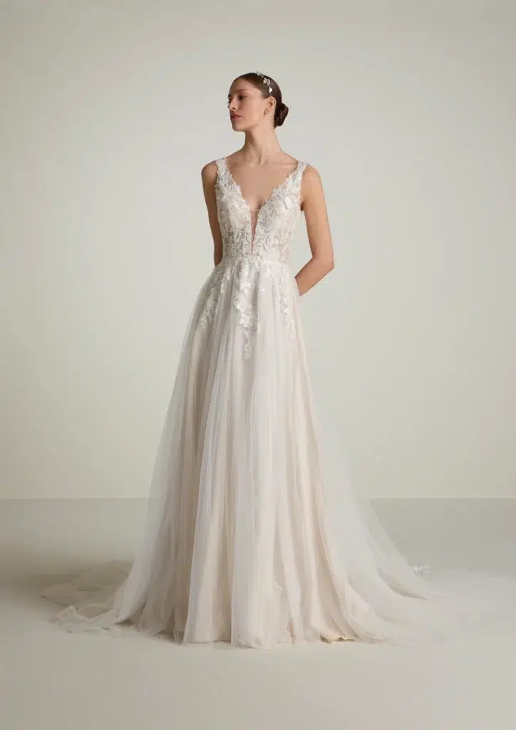 Brautkleid mit breiten Spitzenträgern, V-Ausschnitt und weich fallendem Rock