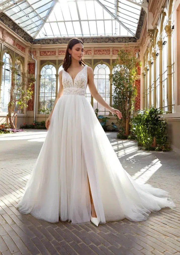 A-Linien-Brautkleid mit tiefem V-Ausschnitt, Spitzenoberteil und Beinschlitz