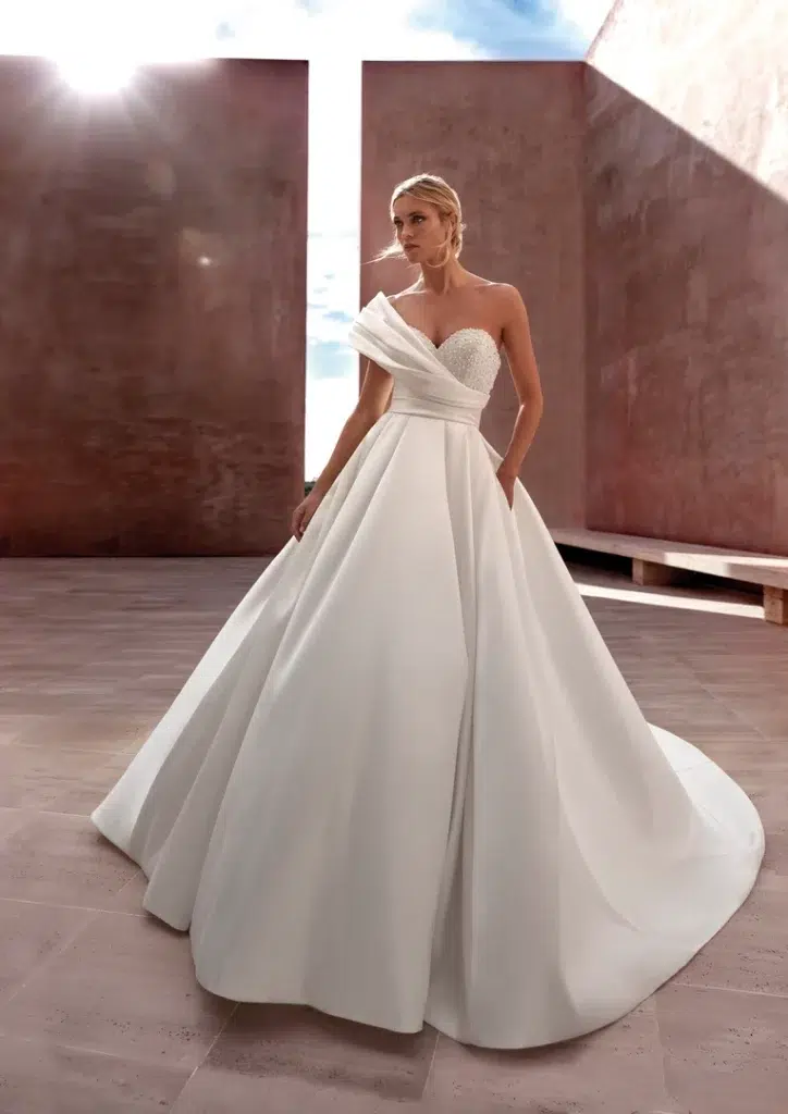 Schulterfreies Brautkleid mit glattem weitem Rock und asymmetrischem Oberteil