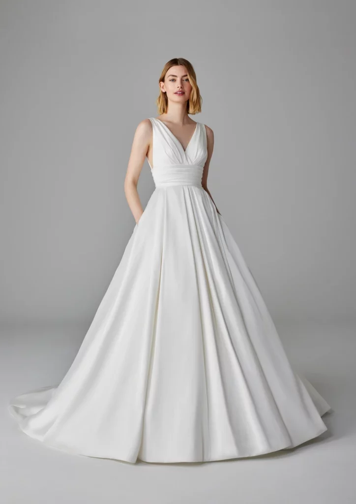 Schlichtes Brautkleid mit V-Ausschnitt, geraffter Taille und weitem Rock