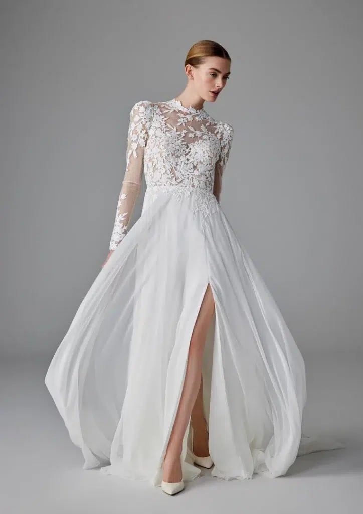 Hochgeschlossenes Brautkleid mit floraler Spitze, langen Ärmeln und Beinschlitz
