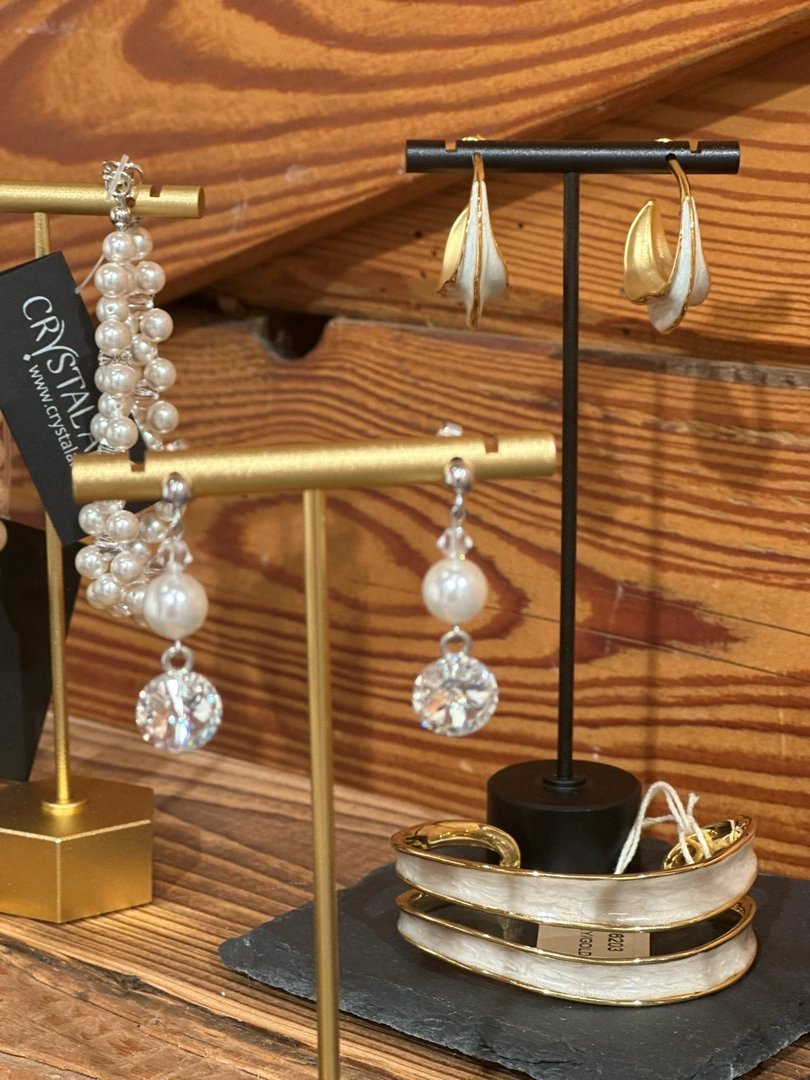 Brautaccessoires 2025 – Ohrringe, Schleier und Haarschmuck bei Die Hochzeits-Galerie in Murg