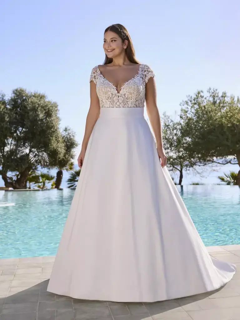 A-Linien-Brautkleid mit kurzen Spitzenärmeln, V-Ausschnitt und glattem Rock