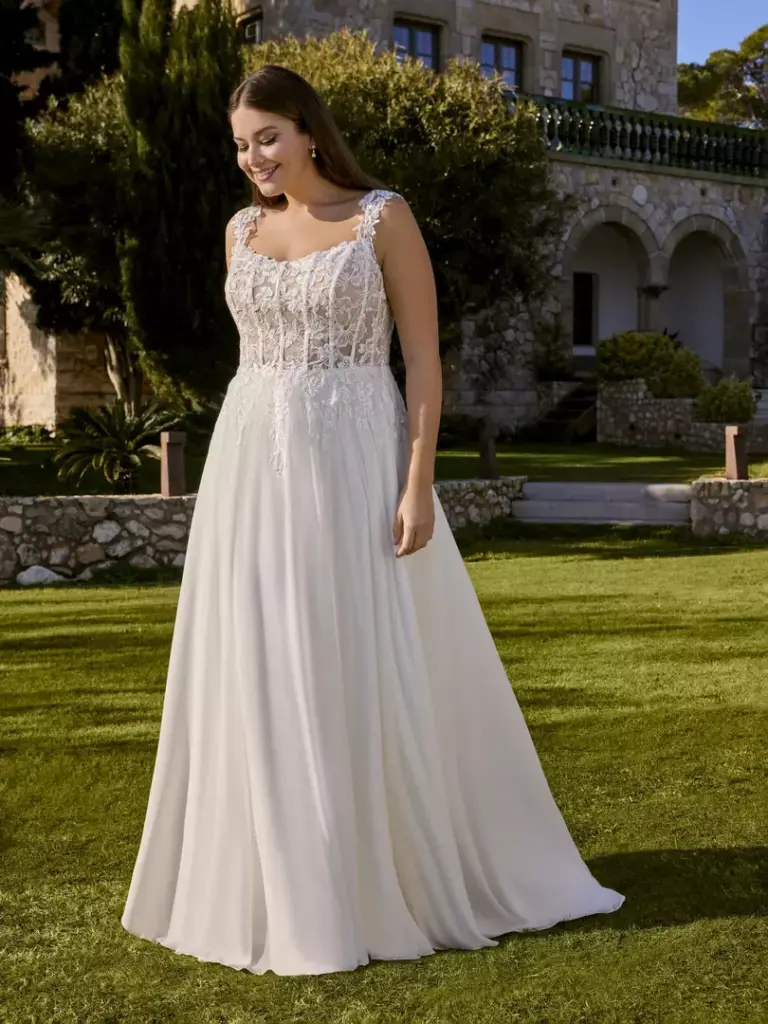 Brautkleid mit breiten Spitzenträgern, geradem Ausschnitt und fließendem Rock