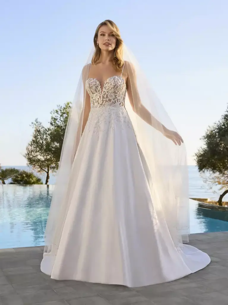 Brautkleid mit schmalen Trägern, Spitzencorsage und glattem weitem Rock am Pool
