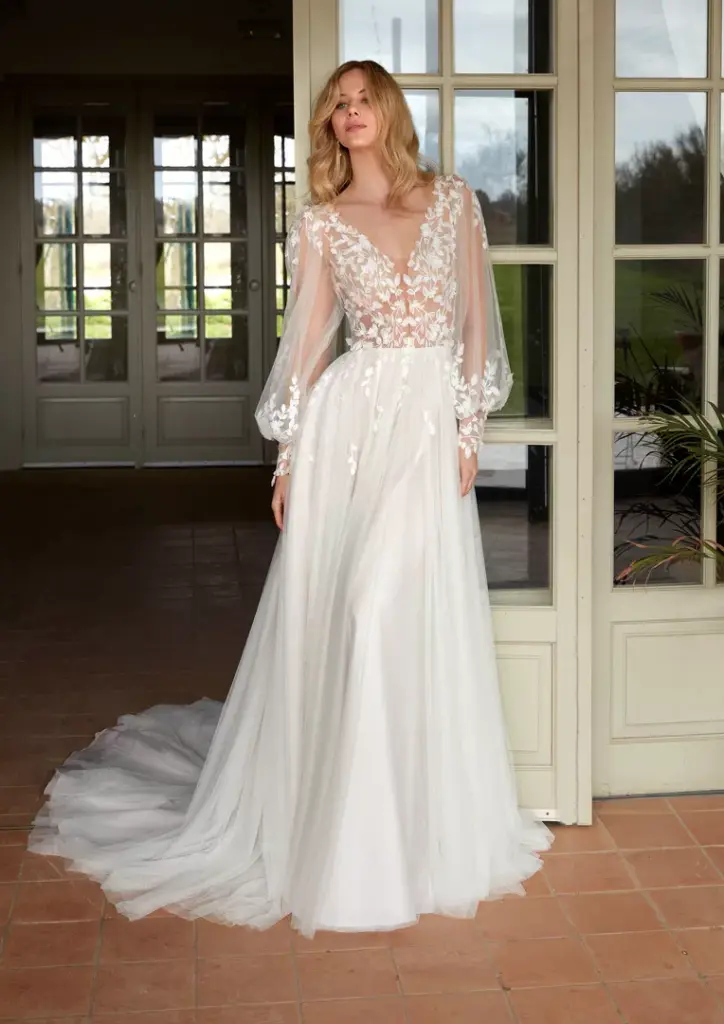 Brautkleid mit floraler Spitze, tiefem V-Ausschnitt und transparenten langen Ärmeln