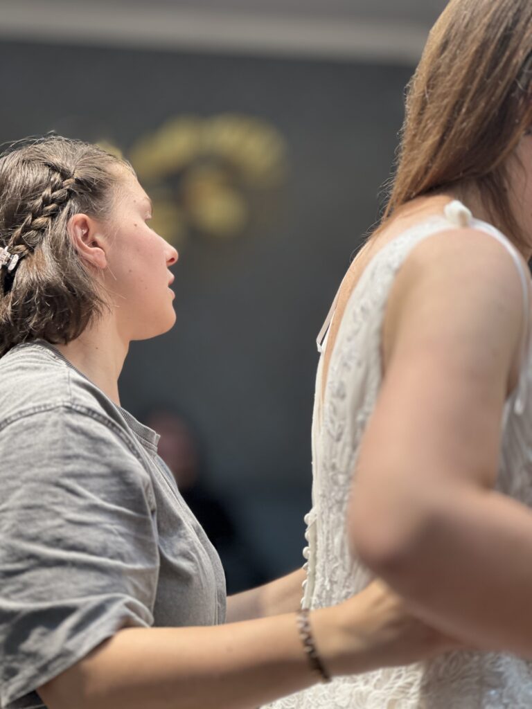 Brautkleid-Änderungen im hauseigenen Schneideratelier der Hochzeits-Galerie in Murg – präzise Anpassung für perfekten Sitz und höchsten Tragekomfort.
