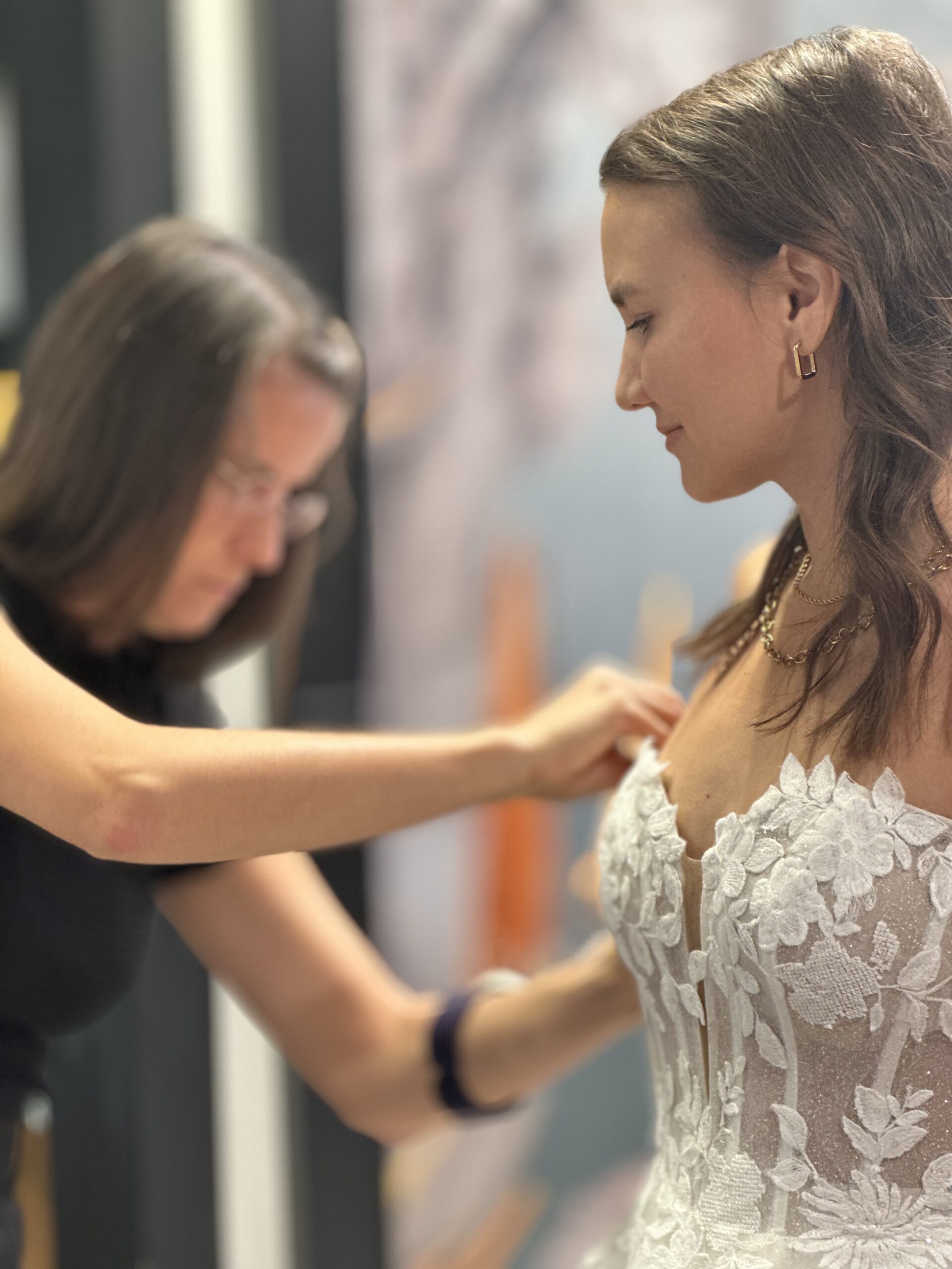 Brautkleid-Änderungen im hauseigenen Schneideratelier der Hochzeits-Galerie in Murg – präzise Anpassung für perfekten Sitz und höchsten Tragekomfort.