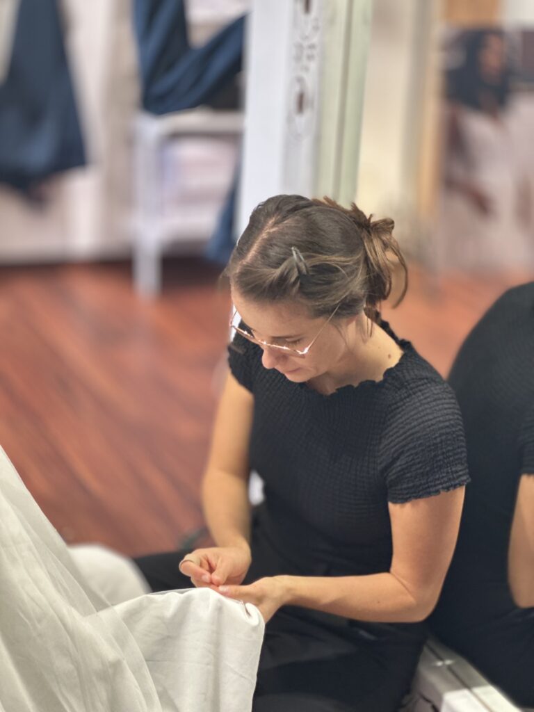 Brautkleid-Änderungen im hauseigenen Schneideratelier der Hochzeits-Galerie in Murg – präzise Anpassung für perfekten Sitz und höchsten Tragekomfort.