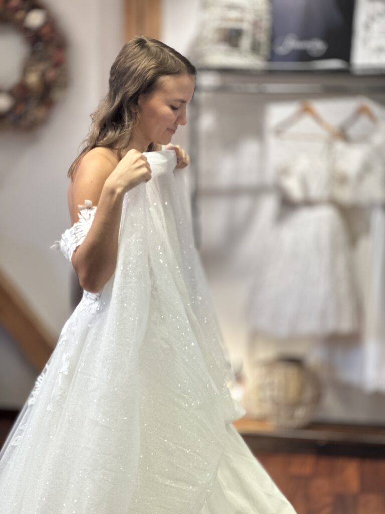 Brautkleid-Änderungen im hauseigenen Schneideratelier der Hochzeits-Galerie in Murg – präzise Anpassung für perfekten Sitz und höchsten Tragekomfort.