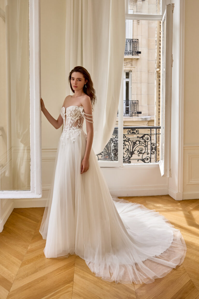 Braut in heller A-Linie mit fließendem Rock als Beispiel für eine Brautkleid-Silhouette