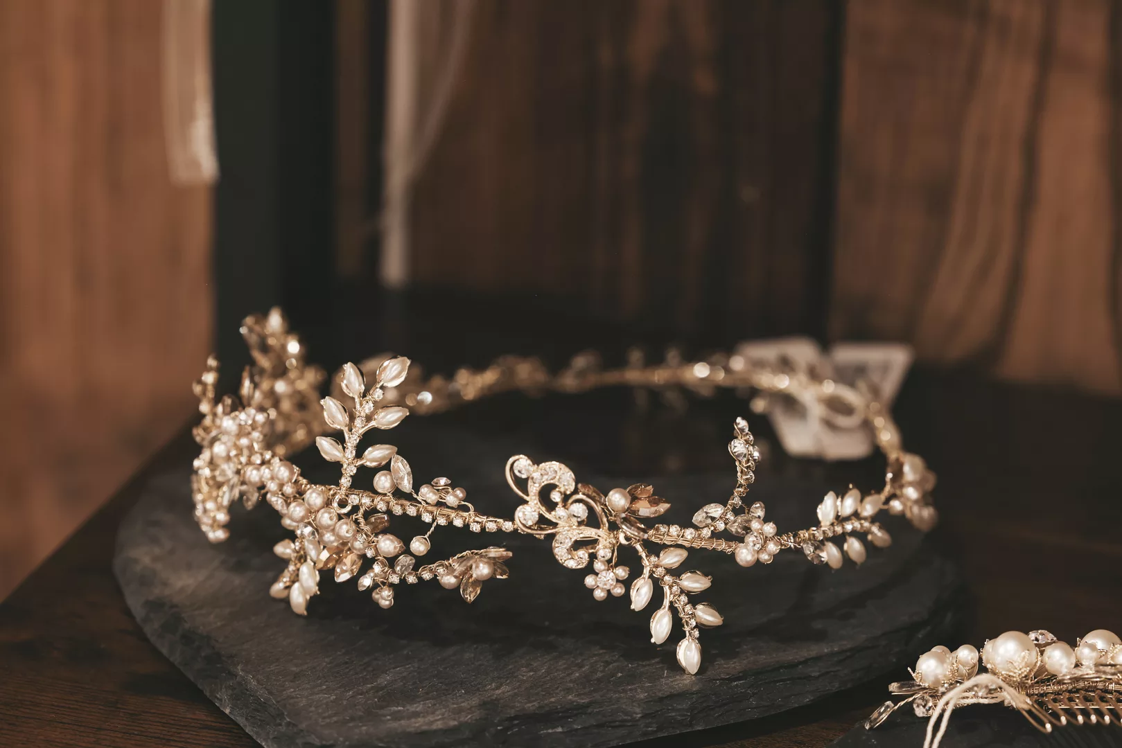 Haarschmuck als Detail für den Brautlook