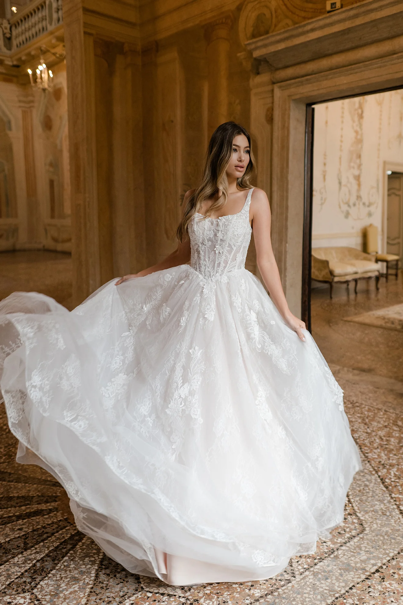 Prinzessinnen Brautkleid mit voluminösem Rock und feiner Spitze