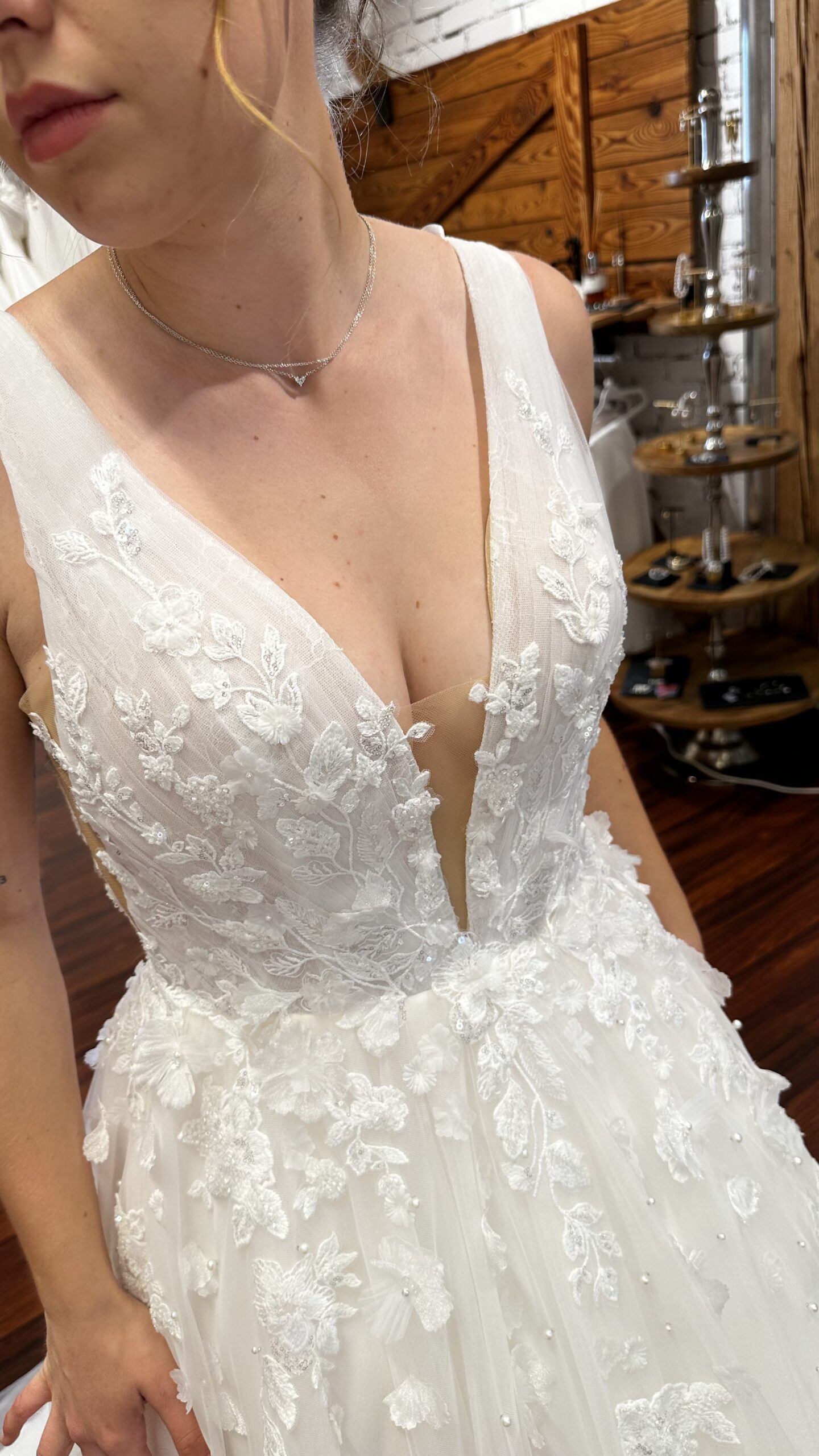 Braut im ausgewählten Hochzeitskleid als Inspiration für die Anprobe