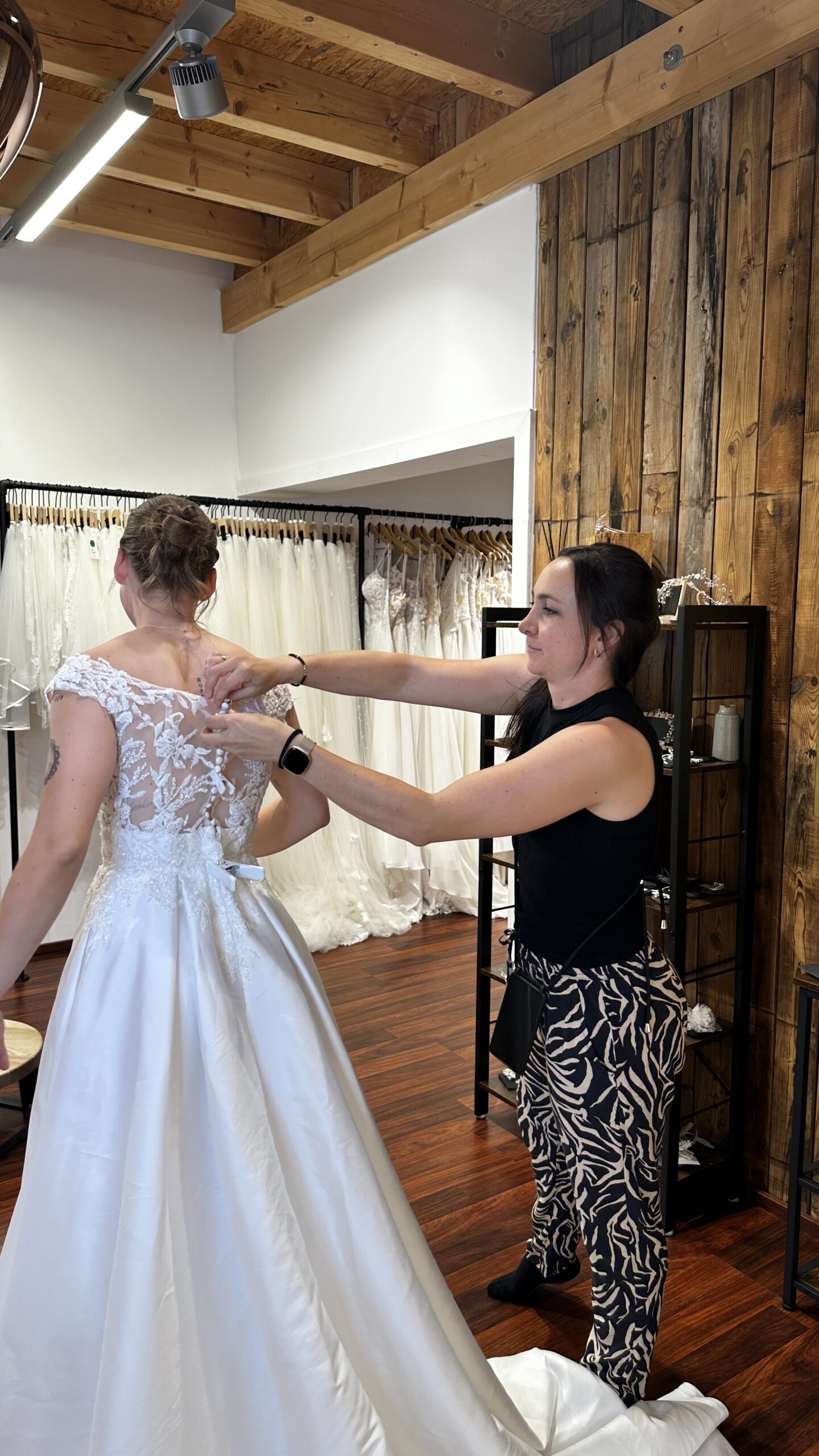 Braut mit vertrauter Begleitung am Hochzeitstag