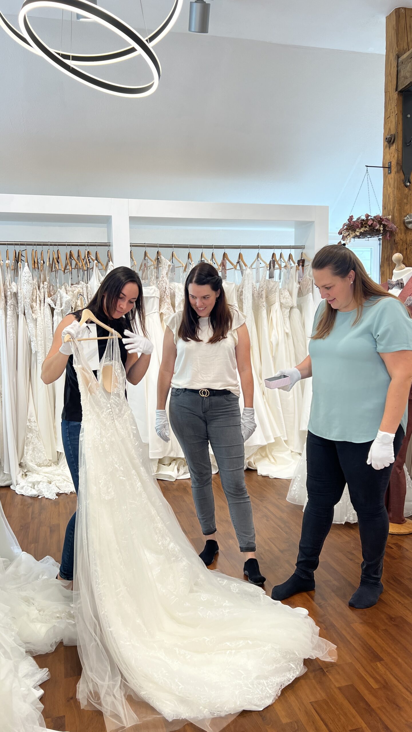 Glückliche Braut in ihrem selbst gewählten Hochzeitskleid