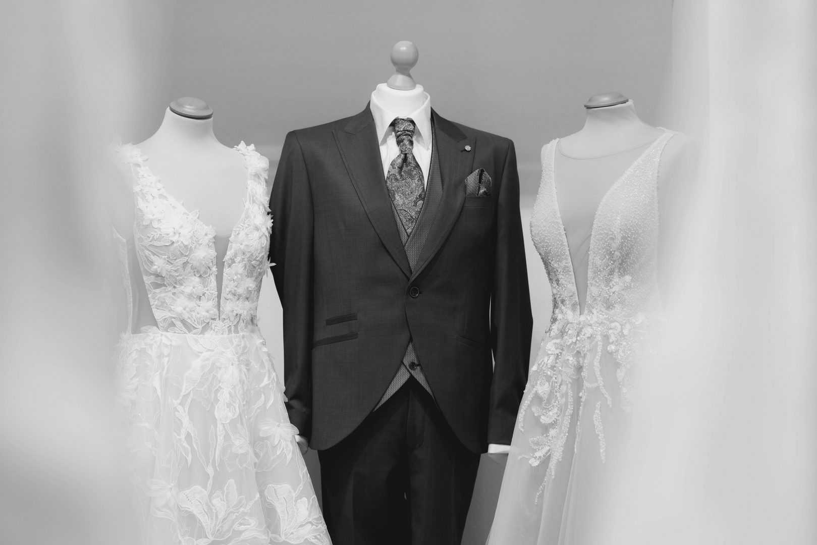 Klassischer schwarzer Hochzeitsanzug für den Bräutigam