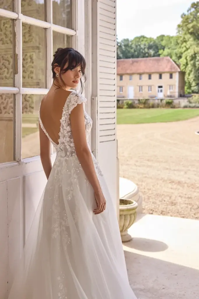 Brautkleid mit tiefem V-Rücken, Spitzenträgern und leichtem Rock