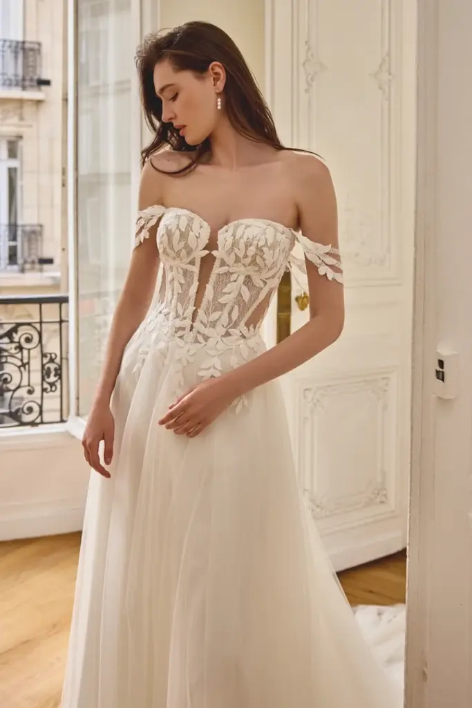 Schulterfreies Brautkleid mit floraler Spitze und fließendem Tüllrock