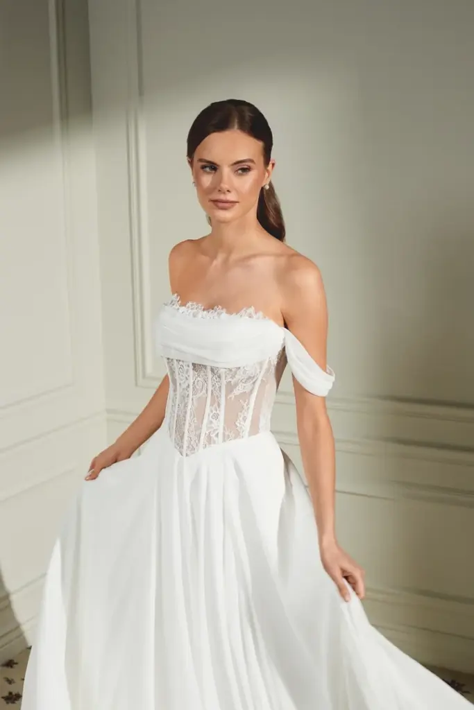 Schulterfreies Brautkleid mit transparentem Oberteil und weich drapiertem Ausschnitt