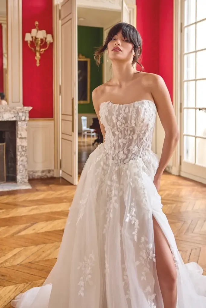 Trägerloses Brautkleid mit geradem Ausschnitt, floraler Spitze und Beinschlitz