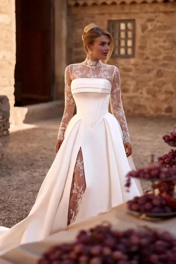 Brautkleid mit glattem Rock, Beinschlitz und hochgeschlossenem Spitzeneinsatz
