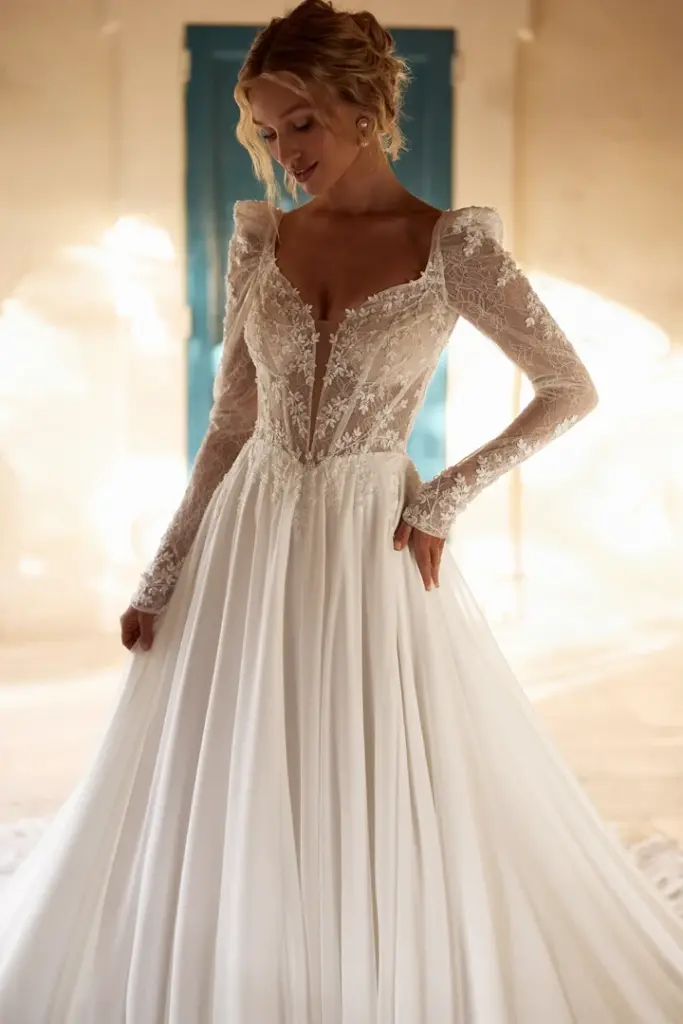 Brautkleid mit langärmeliger Spitze, tiefem V-Ausschnitt und fließendem Rock