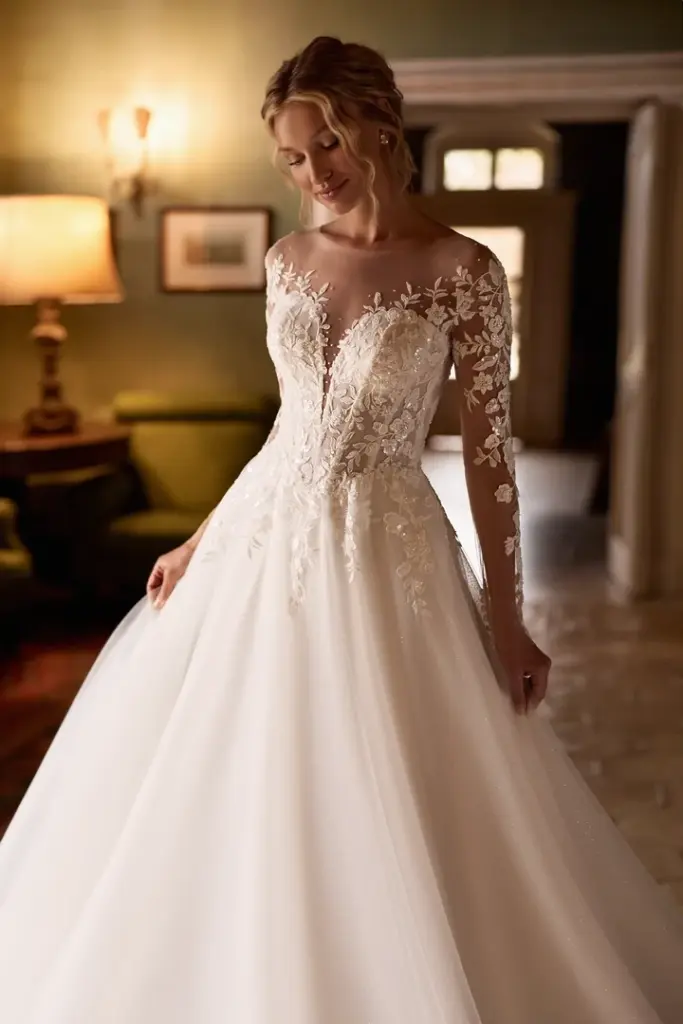 Brautkleid mit langen Spitzenärmeln und weitem Tüllrock
