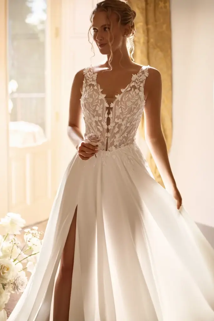 Brautkleid mit tiefem V-Ausschnitt, Spitzenoberteil und fließendem Rock